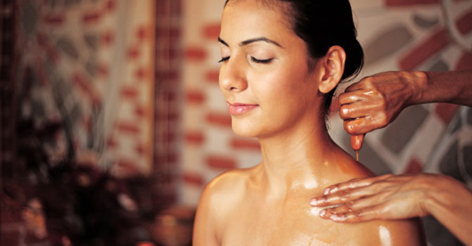 زيوت تدليك طبيعية لتدليل جسم عروس رأس السنة