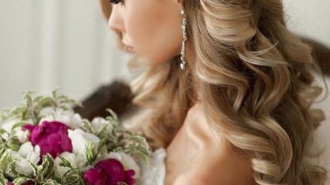تسريحة شعر مموجة ومزينة باكسسوار لامع لعروس 2016