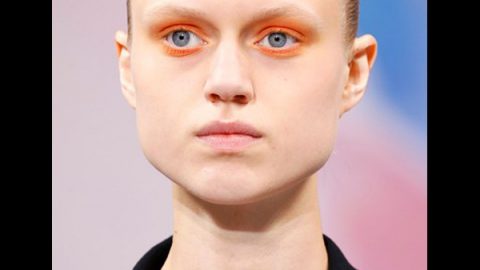 مكياج عيون برتقالي مع شفاه طبيعية من Schiaparelli