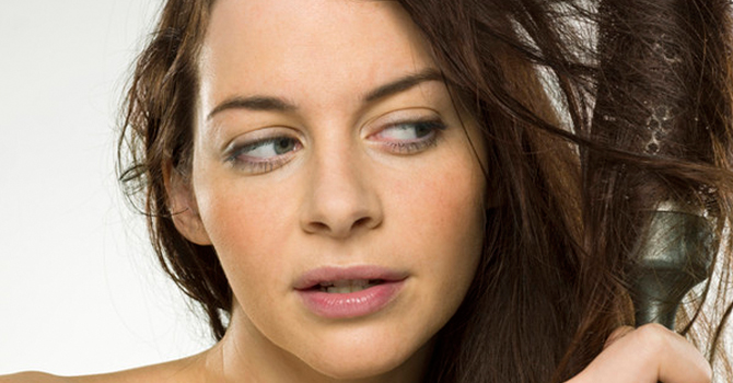 أخطاء شائعة تجنبيها عند تمشيط شعركِ