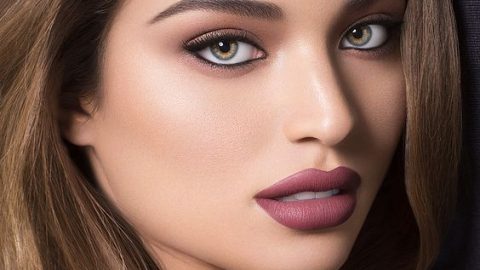عيون محددة بالكحل مع احمر شفاه وردي داكن 2016