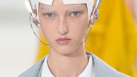 القبعة الفضائية والحواجب الغليتر من Maison Margiela ربيع 2017