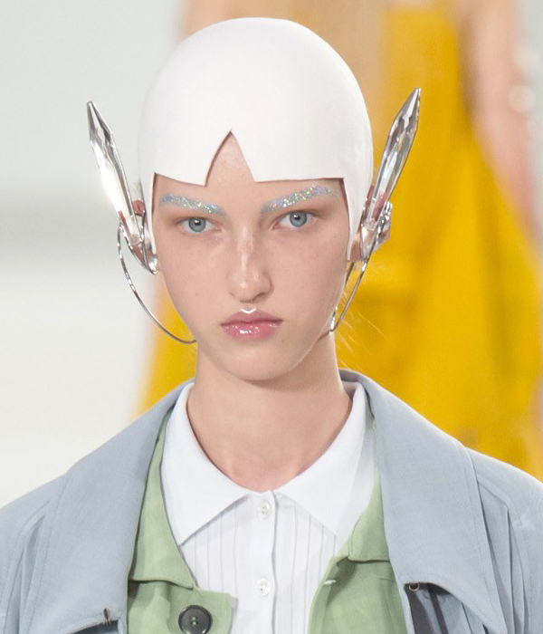 القبعة الفضائية والحواجب الغليتر من Maison Margiela ربيع 2017