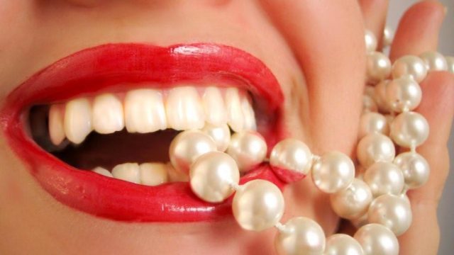 وصفات بسيطة لتنعمي بأسنان بيضاء