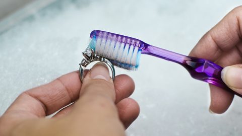استخدامات منزلية رائعة تقدمها لكِ فرشاة أسنانك القديمة