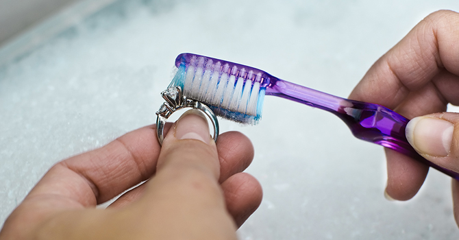 استخدامات منزلية رائعة تقدمها لكِ فرشاة أسنانك القديمة