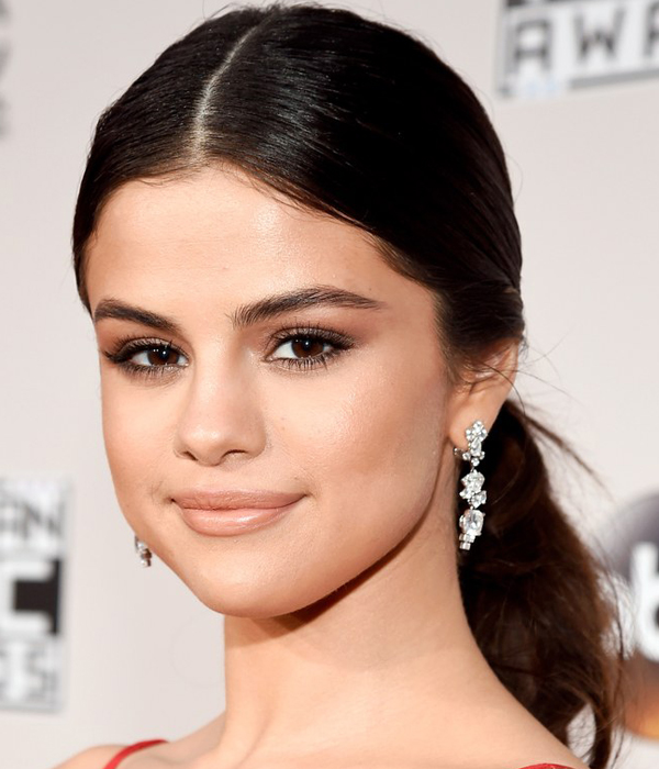 المطربة Selena Gomez بمكياج نيود طبيعي في حفل AMAs 2016