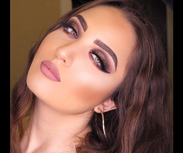 أي لاينر مجنح مع ظلال أرجوانية للعيون الصغيرة من وائل فارس