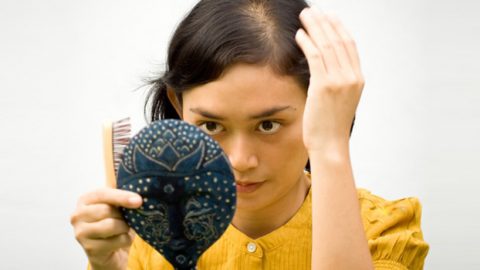 أسباب تساقط الشعر في سن المراهقة .. وحب الشباب أبرزهم