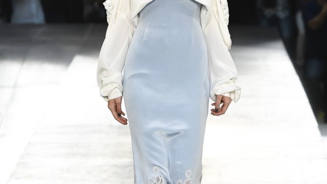 فستان سماوي بأكتاف عارية من Alexis Mabille هوت كوتور خريف 2016