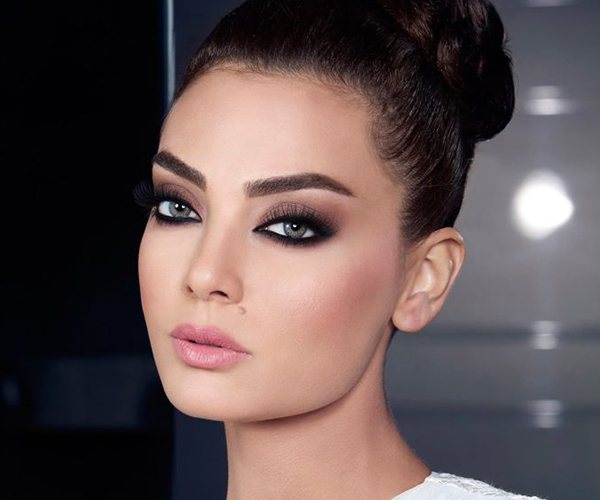 مكياج دخاني مع تحديد العيون بالكحل الأسود وأحمر شفاه وردي من بسام فتوح لعروس عيد الأضحى 2015