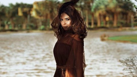 شاهدي منى زكي بعمر الـ60