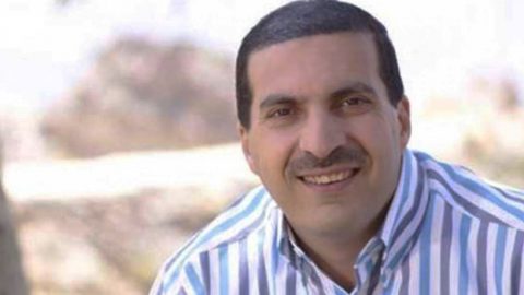 بالصور: عمرو خالد والمرأة ذات الفستان القصير يثيران الشكوك حول زواجهما