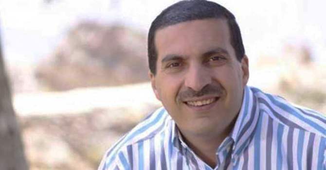 بالصور: عمرو خالد والمرأة ذات الفستان القصير يثيران الشكوك حول زواجهما