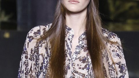 تسريحة شعر إنسيابية مع خصل أرجوانية وباندانا رياضية من H&M خريف 2016