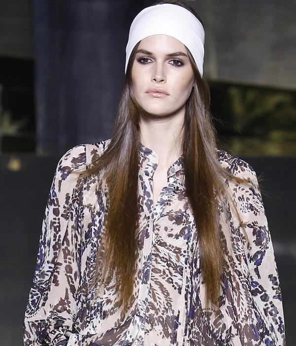 تسريحة شعر إنسيابية مع خصل أرجوانية وباندانا رياضية من H&M خريف 2016