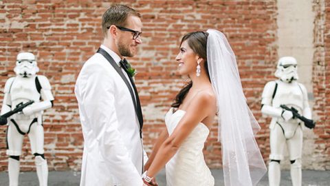 حفل زفاف بإشبينات فيلم حرب النجوم