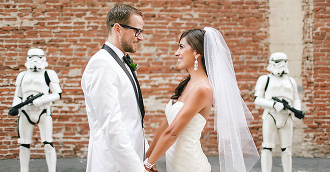 حفل زفاف بإشبينات فيلم حرب النجوم
