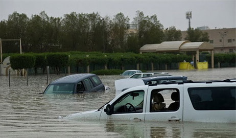 السيول تغمر أرض الرياض وتتسبب في انقطاع الكهرباء