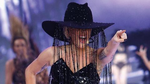 الليدي غاغا ترتدي قبعة بمليون دولار في عرض فيكتوريا سيكريت