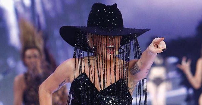 الليدي غاغا ترتدي قبعة بمليون دولار في عرض فيكتوريا سيكريت