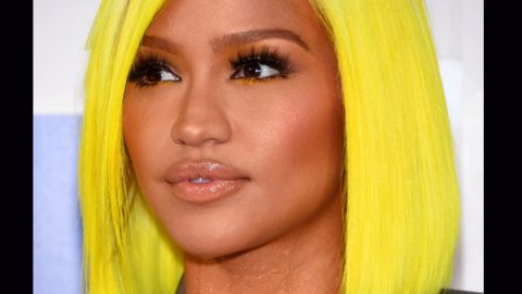 Cassie بشعر أصفر ومكياج بسيط في حفل MTV 2016