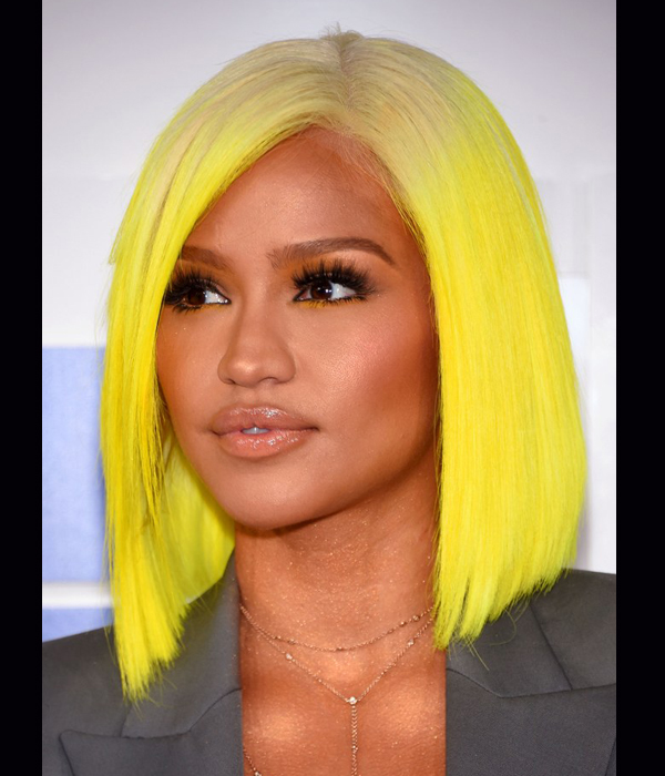 Cassie بشعر أصفر ومكياج بسيط في حفل MTV 2016