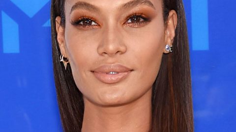 Joan Smalls بمكياج برتقالي دافيء وتسريحة شعر إنسيابية في حفل 2016 MTV