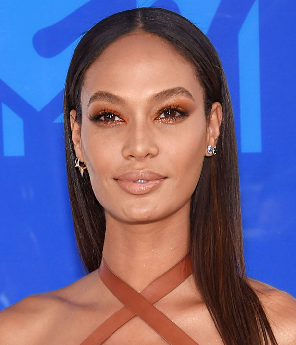 Joan Smalls بمكياج برتقالي دافيء وتسريحة شعر إنسيابية في حفل 2016 MTV