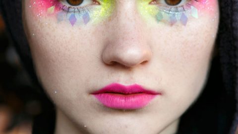 موضة ظلال الجفون الملون مع رسمات هندسية من  Manish Arora ربيع 2016