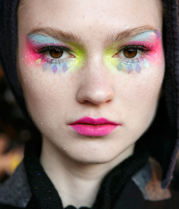 موضة ظلال الجفون الملون مع رسمات هندسية من  Manish Arora ربيع 2016