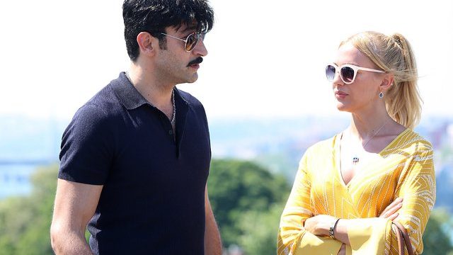 بالصور: مريم أوزرلي وكينان أميرزالي يعودان للستينات من أجل فيلم جنكيز رجائي