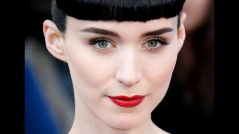 Rooney Mara بتسريحة شعر بها غرة أمامية قصيرة مع أحمر شفاه أحمر زاهي في أوسكار 2012