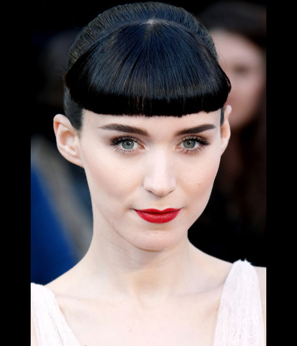Rooney Mara بتسريحة شعر بها غرة أمامية قصيرة مع أحمر شفاه أحمر زاهي في أوسكار 2012