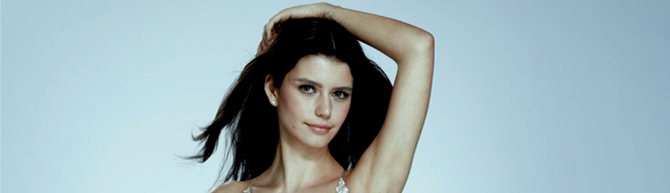 احصلي على إطلالة بيرين سات خلال عرض بربري