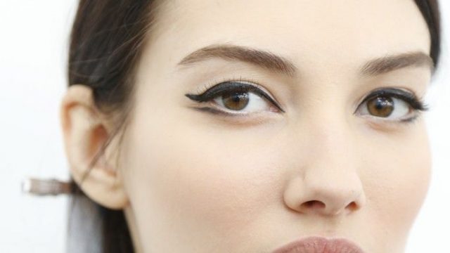 موضة الاي لاينر عيون القطة من ديور 2015