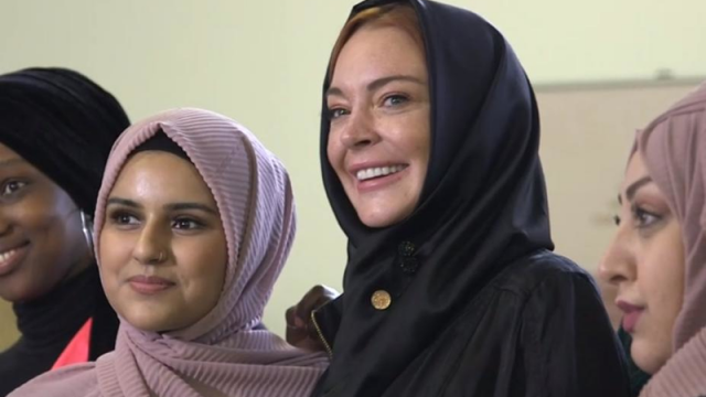 ليندسي لوهان ترتدي الحجاب للمرة الثانية في لندن