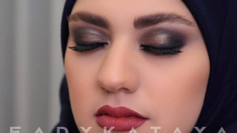 أي لاينر عيون القطة مع ظلال جفون داكنة وأحمر شفاه وردي داكن من بسام فتوح 2015