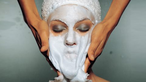 قناع الفقاعات يمنحكِ بشرة خالية من العيوب