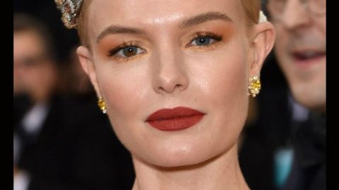 kate bosworth بأحمر شفاه برتقالي داكن في حفل met gala 2016