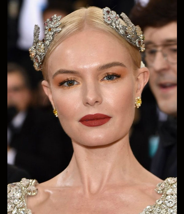 kate bosworth بأحمر شفاه برتقالي داكن في حفل met gala 2016