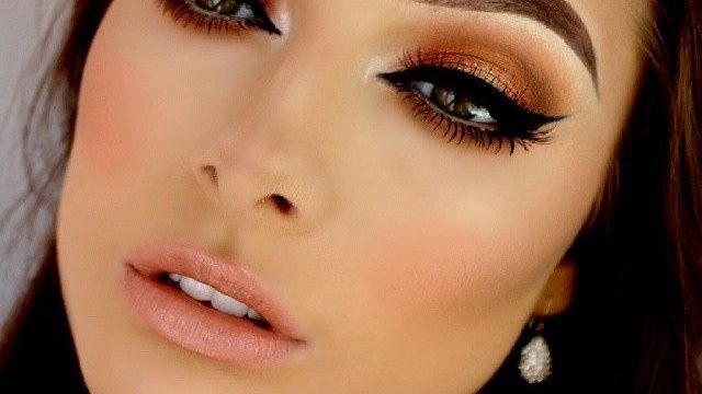 اي لاينر عيون القطة مع ظلال جفون ذهبي ميتاليك واحمر شفاه نيود 2015
