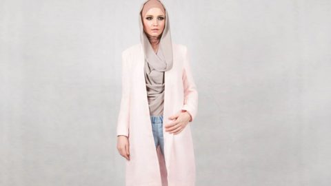 اعتمدي المعاطف الزاهية مع الحجاب في الشتاء