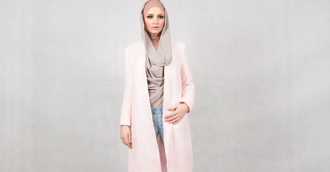 اعتمدي المعاطف الزاهية مع الحجاب في الشتاء