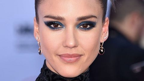 جيسيكا البا بمكياج عيون ازرق في حفل Billboard Music Awards