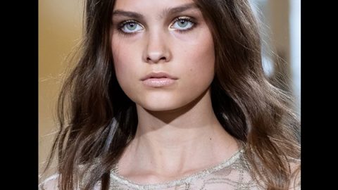 مكياج عيون ذهبي مع أحمر شفاه نيود من Alberta Ferretti