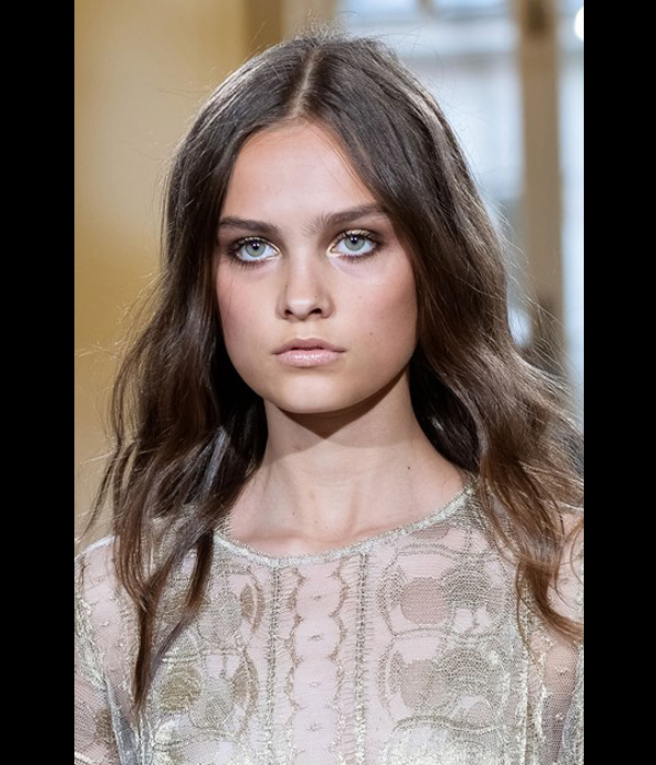 مكياج عيون ذهبي مع أحمر شفاه نيود من Alberta Ferretti