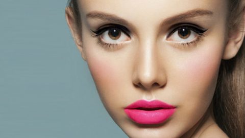 مستحضرات تجميل بظلال الوردي إستعدادًا لعيد الحب