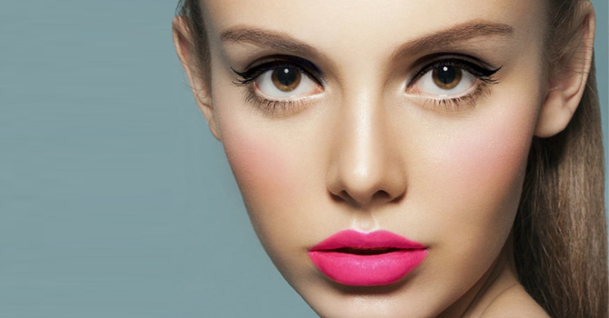 مستحضرات تجميل بظلال الوردي إستعدادًا لعيد الحب