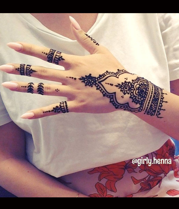 رسمة حنة سوداء مميزة من Girly Henna